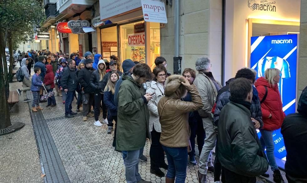 Cientos de hinchas de la Real Sociedad se agolpan en la puerta de la tienda del club para comprar la nueva camiseta, el pasado viernes en Donostia.