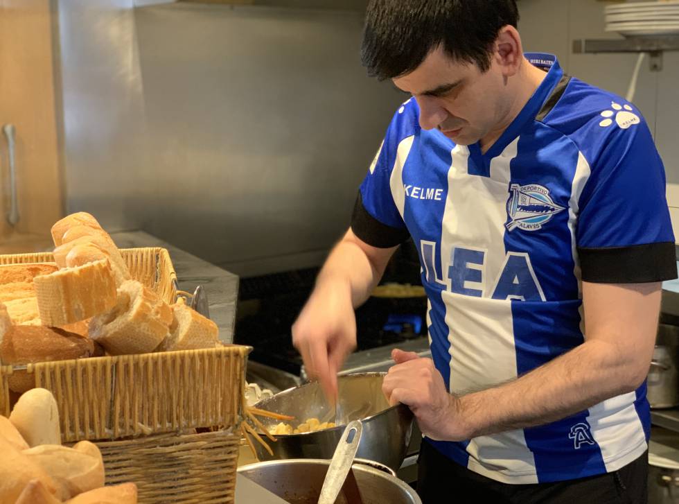 Roberto Sáez de Lafuente prepara la tortilla manchada del bar Deportivo Alavés, en la Plaza Nueva de Vitoria.