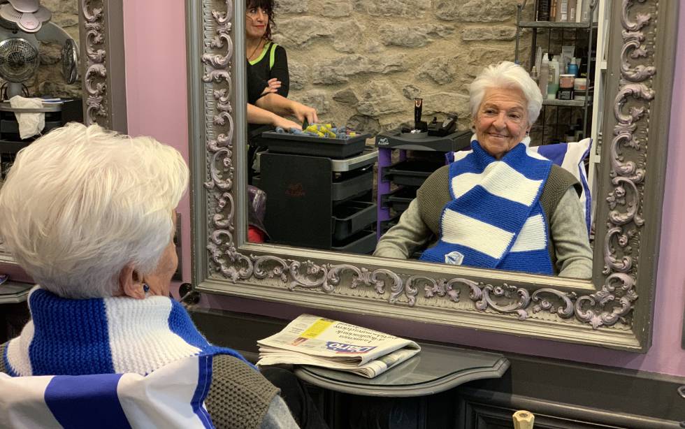 Asun Gorospe en la peluquería Espacio, en el centro de Vitoria, la mañana antes del partido del Deportivo Alavés contra el Real Valladolid.