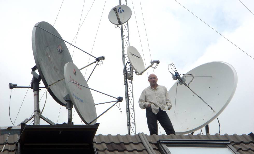 El periodista Julio Maldonado retratado en el tejado de su casa en 2006.