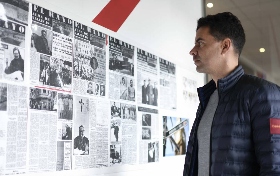 Míchel lee 'El Rayo, alma de Vallecas' en los muros de la ciudad deportiva.