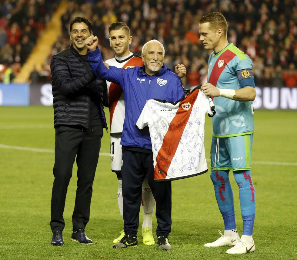 Míchel homenajea a Isi tras sus 30 años como utillero del Rayo Vallecano.