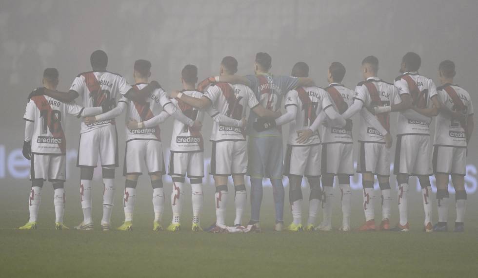 La plantilla abrazada antes del inicio de un partido.