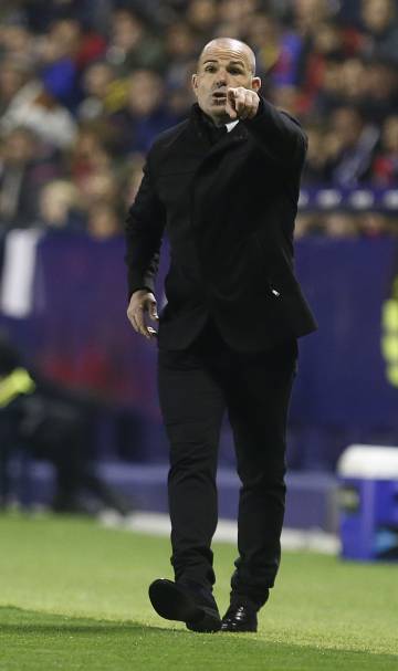 Paco López, entrenador del Levante, da indicaciones durante un encuentro de su equipo.