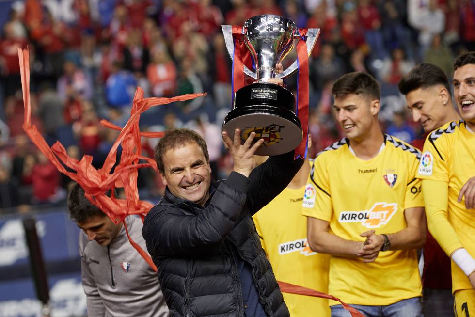 Jagoba Arrasate, técnico de Osasuna, alza el trofeo de LaLiga 1|2|3 la pasada temporada, que le garantizó a su equipo el ascenso a LaLiga Santander.