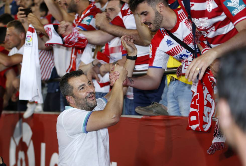 Diego Martínez, técnico del Granada, saluda a su afición en un partido de la pasada temporada .