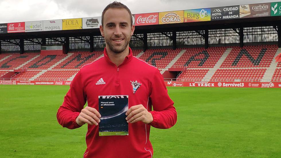 Odei, del CD Mirandés, posa con otra de las guías que entrega LaLiga, esta con directrices para y sobre el aficionado.