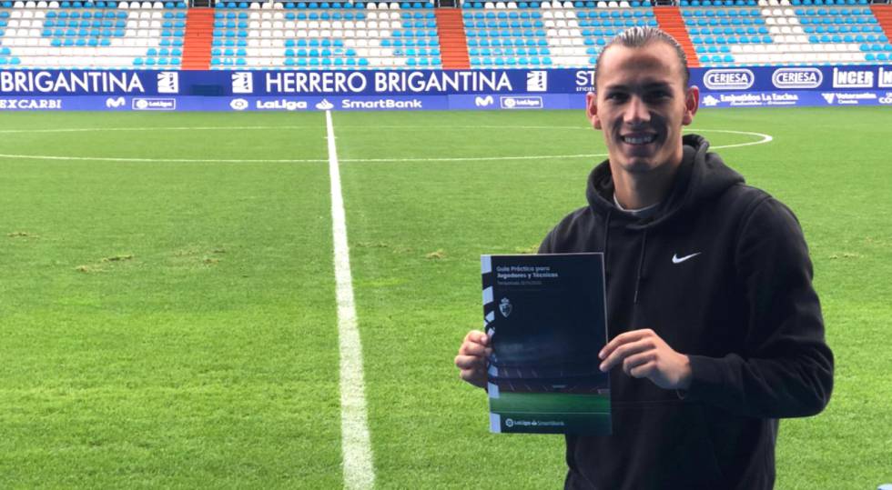 Son Hidalgo, de la SD Ponferradina, posa con la guía.