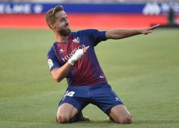 El capitán que cambia de brazalete cada 15 días