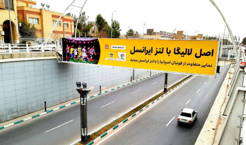 Un cartel de LaLiga y MTN Irán en una carretera de Teherán.