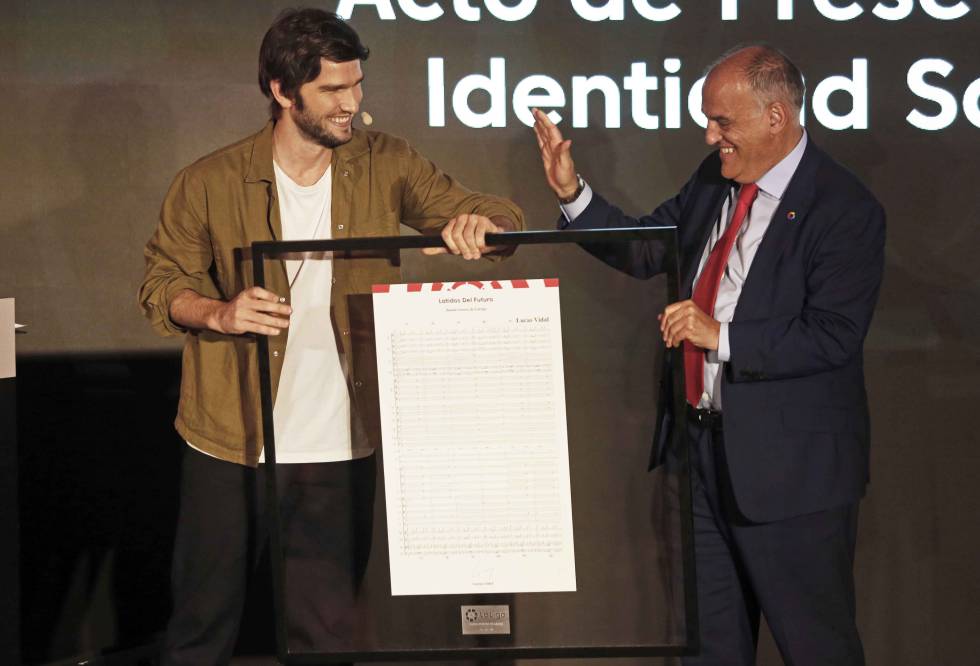 El presidente de LaLiga, Javier Tebas, junto al compositor Lucas Vidal en el acto de presentación de la banda sonora de LaLiga.