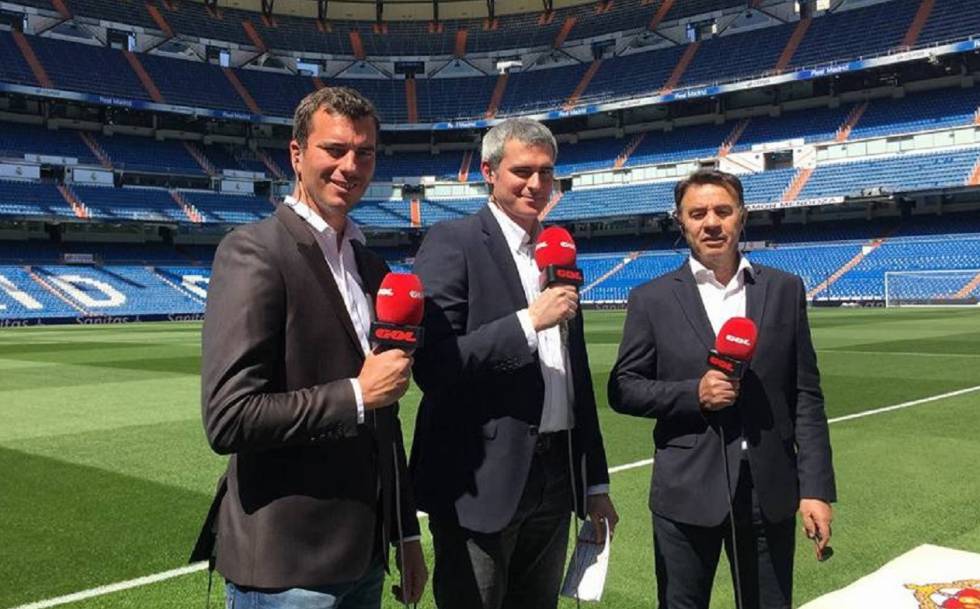 Pacó Pavón (izquierda) junto al periodista Jordi Domínguez y el exfutbolista Abel Resino.