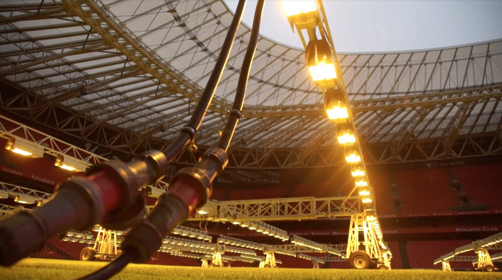 La sombra es el principal enemigo de los responsables de mantener el césped de los estadios. La planta necesita luz solar para hacer la fotosíntesis, crecer y mantenerse en buen estado. Las pocas horas de sol en invierno y la estructura cerrada de ciertos estadios, como San Mamés (en la foto), atentan contra ello. Por eso, el Athletic Club y 17 equipos más (13 en LaLiga Santander y cuatro en LaLiga 1|2|3) cuentan con un sistema de luces artificiales de crecimiento para reemplazar a los rayos solares. Estas luces se trasladan fácilmente para poder actuar sobre las zonas del campo que más lo necesitan.