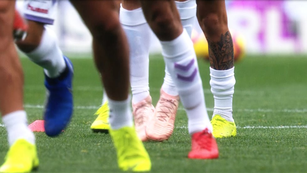 Los entrenamientos continuados dañan el terreno de juego, aunque el grado de deterioro depende mucho de lo agresivo que sea el ejercicio. Los responsables de mantener el césped de los estadios de LaLiga miden de uno a diez el desgaste que los distintos entrenos generan en los cada sector. No es lo mismo un rondo o unas rodillas al pecho en una escalera (9 o 10 puntos de daño, máxima puntuación en su escala), que un trote continuo, que daña menos (1-2 puntos). De esta forma intentan distribuir los ejercicios para cuidar al máximo el césped.