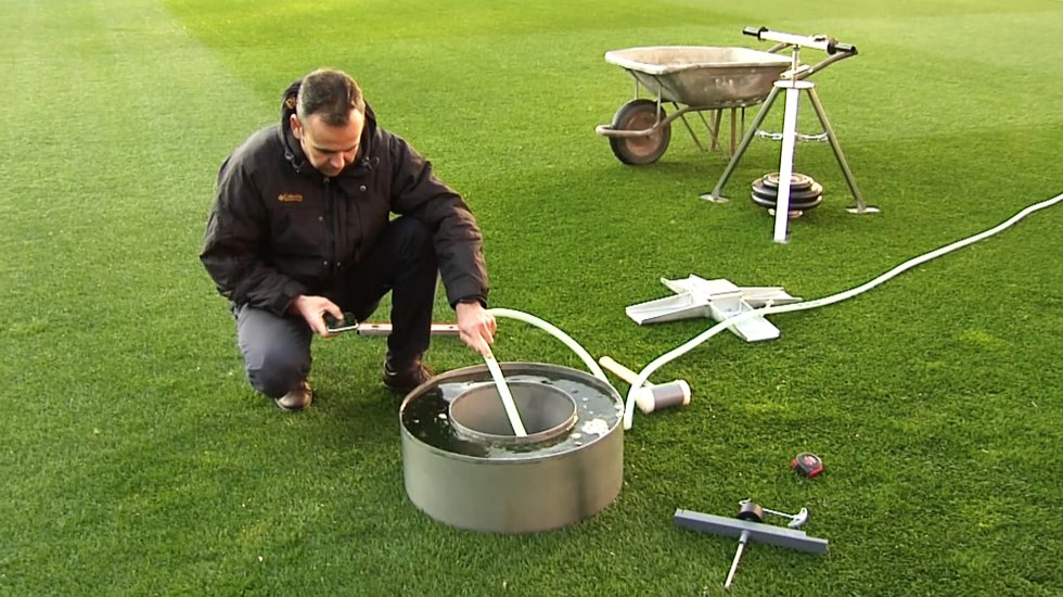 Si llueve, un campo de LaLiga debe tener la capacidad de absorber al menos 50 milímetros de agua por hora. El ensayo de infiltración es uno de los puntos más importantes de la auditoría a la que se somete cada terreno de juego al menos una vez al año. Para hacerlo, se satura con agua una parte del césped para evaluar cuánta puede infiltrar en 20 minutos.