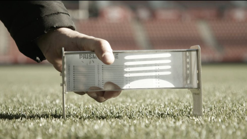 Hasta la implantación del Reglamento para la Retransmisión Televisiva de LaLiga en 2016, no había ninguna indicación acerca de la altura que debía tener el césped de un estadio del fútbol español. A partir de entonces, los clubes solo tienen un margen de diez milímetros: el césped debe medir entre 20 y 30 milímetros (excepto aquellos de clima cálido, que siembran un tipo de semilla conocido como 'Bermuda', que pueden oscilar entre los 15 y los 20 milímetros). En Montilivi, el estadio del Girona, por ejemplo, suben la altura del césped en invierno y verano, las estaciones más duras para la planta, que así se hace más resistente. Un prisma sirve de herramienta para medirlo con exactitud (en la foto).