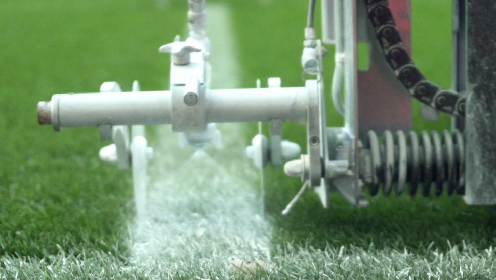 En todos los campos de LaLiga, la pintura al agua, siempre blanca, ha reemplazado a la tradicional cal. Para pintar las líneas del terreno de juego se utilizan máquinas a presión o de contacto y se tiran cuerdas que sirven de guía. Las previsiones meteorológicas cobran importancia para saber cuándo es más apropiado pintar. Si hay un pronóstico de lluvia, por ejemplo, hay que anticiparse.