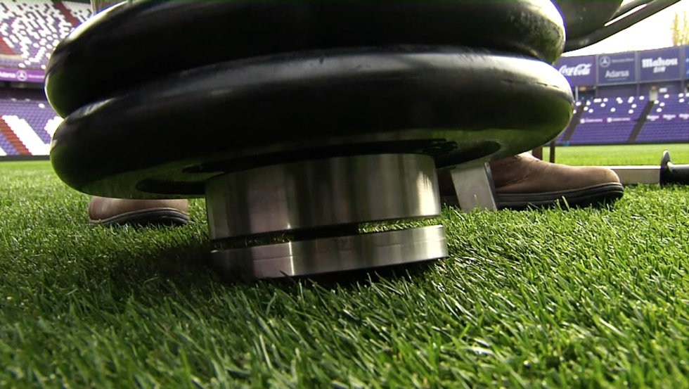 ¿Cuánto se agarran los tacos a un terreno de juego? A esta medida, los expertos del césped la llaman resistencia rotacional. El campo puede estar muy resbaladizo para los futbolistas, pero si está muy firme puede causar torsiones en las articulaciones. Ni una cosa ni la otra. Una máquina con unos tacos que simulan la bota de un jugador y a la que se le carga peso gira sobre el césped para ver en qué momento el campo no aguanta más.