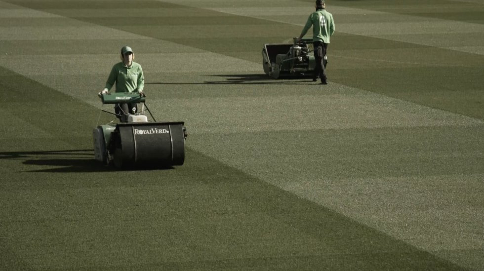 Para cortar el césped hay dos clases de máquinas segadoras, las helicoidales y las rotativas. Las primeras se utilizan para preparar el terreno antes de cada partido, por la calidad y la perfección con las que siegan. Las rotativas sirven para aspirar los restos vegetales que quedan tras un encuentro. Mantener limpio el césped evita que se forme una capa de materia orgánica que puede ser perjudicial para el terreno y favorecer el desarrollo de distintas enfermedades en la planta. En Montilivi, el estadio del Girona FC (en la foto), realizan tres siegas durante la semana y dos más exclusivamente el día de partido.