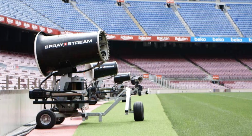 El aire es uno de los principales factores para un buen crecimiento del césped. Principalmente en verano, el FC Barcelona usa ventiladores para combatir el calor y la humedad que puedan encerrar las gradas del Camp Nou. Se utilizan para enfriar la zona aérea del césped. Sus objetivos son bajar la temperatura (para lo cual se utilizan junto con nebulizadores de agua) y eliminar la humedad, que suele favorecer la proliferación de los indeseados hongos. Con ocho ventiladores de 400 kilogramos colocados a los costados del terreno de juego, que expulsan 270 litros de agua por hora, el Barça (en la foto) logra cuidar todo el césped de su campo. El Athletic Club de Bilbao también los usa para favorecer la circulación del aire en un campo tan cerrado como San Mamés.