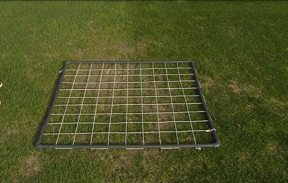 Con una malla de un metro por un metro que tiene 100 cuadrículas, los auditores pueden medir la cobertura vegetal del césped de un terreno de juego. A través de estas 100 cuadrículas, que representan el porcentaje total del campo, los responsables calculan el índice de 'poa' (hierba) en distintos sectores del verde.