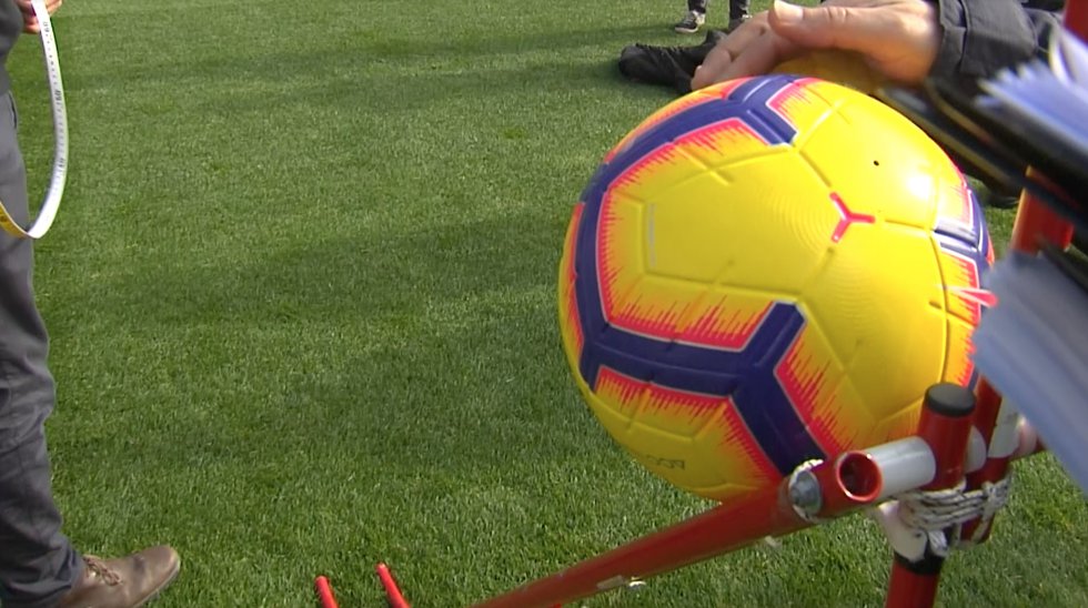 Los examinadores de los céspedes de laLiga Santander también se ocupan de que el balón bote y ruede a la perfección. Favorecer el buen juego es uno de los tres aspectos fundamentales del cuidado del campo junto a la belleza de los terrenos y a la seguridad de los jugadores. En cada auditoría, LaLiga utiliza una rampa a 45º para dejar caer el balón y medir la distancia de rodado, que deber ser entre cinco y doce metros. Lo mismo se hace con el bote del balón, que debe ser uniforme a lo largo y a lo ancho del campo. En LaLiga creen que si el jugador mira mucho al césped cuando está por recibir un balón aéreo significa que no está convencido de que botará de la misma forma en todos los sectores.