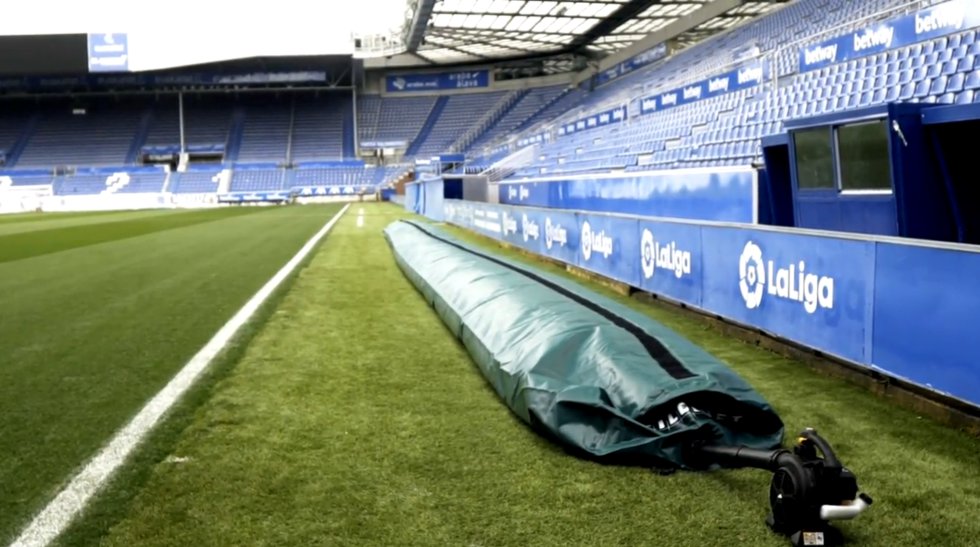 Algunos clubes no cuentan con luces de crecimiento y para proteger a la planta del frío deben utilizar mantas térmicas. En Mendizorroza, por ejemplo, el equipo de especialistas del Alavés despliega cinco de ellas de 22 metros por 76 para subir la temperatura del césped entre cuatro y seis grados. Cuando la planta se congela y alguien la pisa se parte y tarda muchos meses en recuperarse. Las mantas evitan la formación de hielo. Se inflan con un tubo para que sean más livianas y que dos personas puedan desplegarlas a lo ancho del campo.