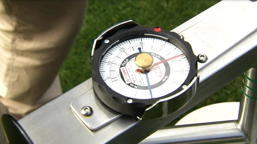 Para asegurar la calidad de todos los terrenos de juegos, LaLiga realiza periódicamente auditorías a los céspedes de los campos. Cada evaluación tiene una docena de pruebas. Se evalúa la infiltración (capacidad de permeabilidad de agua), la altura del corte, las dimensiones del terreno de juego, la humedad, el grado de cobertura vegetal, su grosor, la firmeza (dureza del campo), la resistencia rotacional (si permite el correcto giro de las botas), la profundidad del enraizamiento, la rodadura y el bote de balón. A continuación, explicamos las más relevantes.