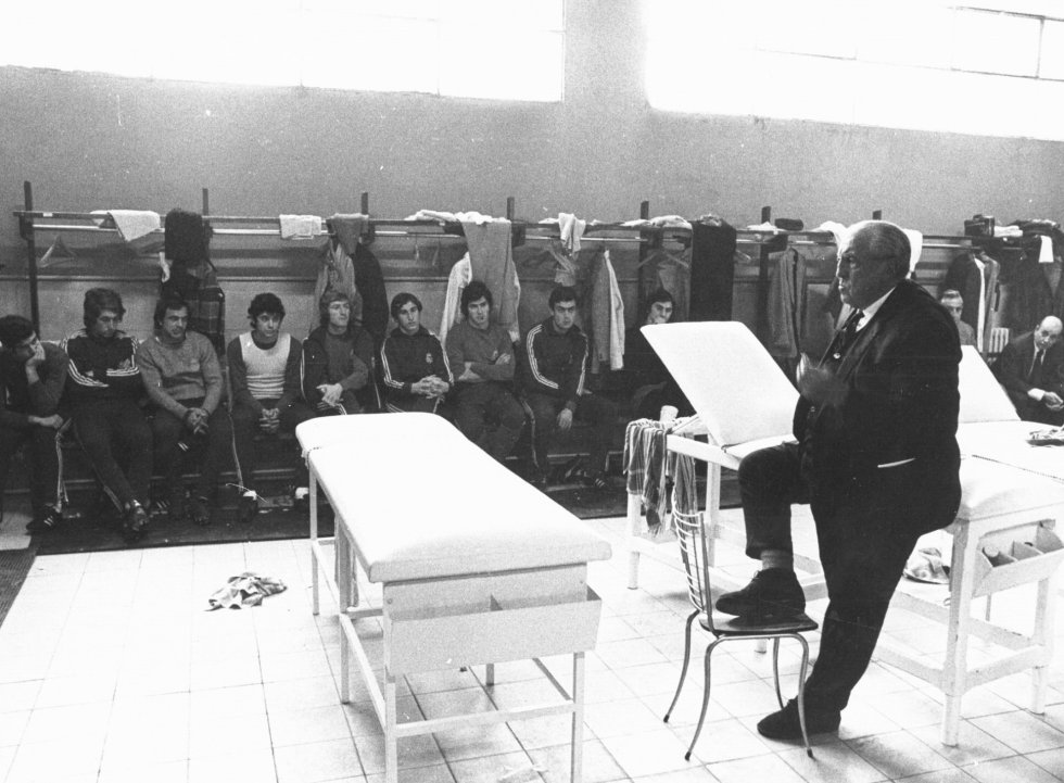 El vestuario es el templo de un equipo. Es muy poco frecuente que alguien entre allí. Pero antes no era así: “Era más común ver a los presidentes [como Santiago Bernabéu, en la foto, ofreciendo una de sus clásicas 'santiaguinas'] y la prensa, que era menos numerosa entonces, tenía acceso directo y podía formular sus preguntas allí”, cuenta Alfredo Relaño. La equipación de los vestuarios también era visiblemente menor: “Por supuesto todo se compartía y no había sitios fijos. Llegaban, dejaban su ropa de calle en los percheros y se ponían el uniforme”.