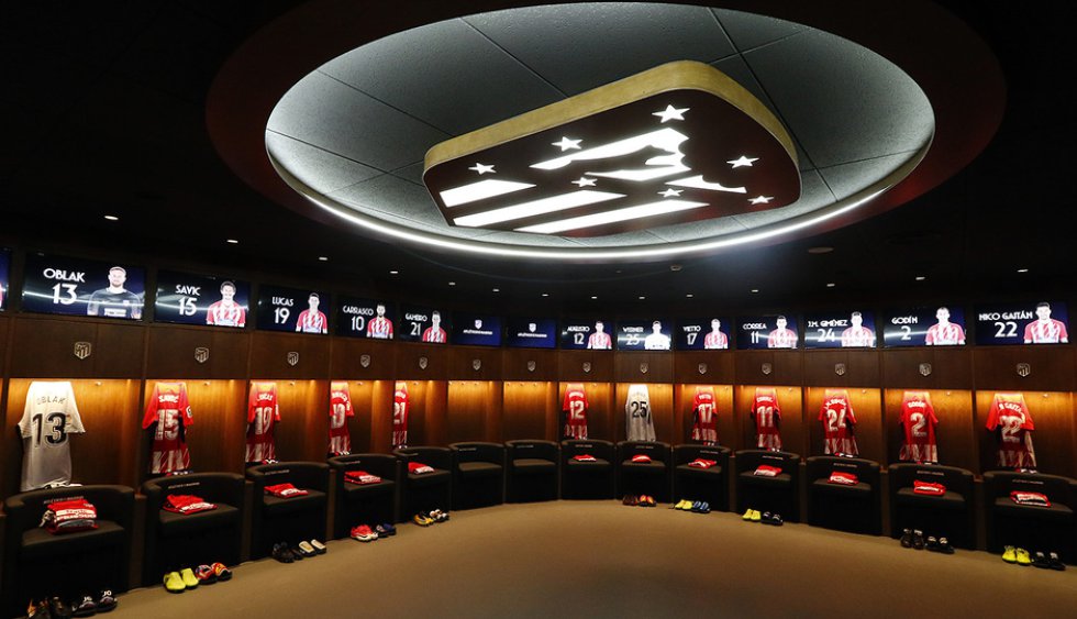 En los vestuarios actuales el futbolista es la estrella. Cada jugador tiene asignado su lugar con su nombre, dorsal y foto. Y la cosa no se queda en un vestidor y unas duchas: sala de rehabilitación, spa, jacuzzi, saunas, piscinas o máquinas de ejercicio son comunes en la actualidad. Y, aunque algunos vestuarios son accesibles para el público en visitas turísticas, es muy complicado que alguien ajeno al equipo acceda a ellos en los días de partido.