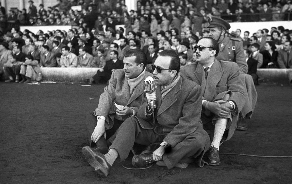 “La irrupción de las retransmisiones en directo a través de la radio, sobre todo gracias a Carrusel Deportivo [de la Cadena SER, que empezó a emitirse en octubre de 1952], tuvo una brutal importancia para el crecimiento de nuestro fútbol: sacaron los partidos más allá de los muros de los estadios, para que llegasen a todos los hogares”, valora Alfredo Relaño. Algunos clubes eran inicialmente reticentes a la entrada en los estadios de los narradores radiofónicos. “Muchas veces entraban con los micrófonos ocultos bajo los abrigos. Vicente Marco [primer director de Carrusel] lo contaba en su libro 'Historias del deporte': “Pepe Bermejo, que retransmitía los partidos del Atlético, lo hacía desde la terraza de un colegio mayor. Julio Rodríguez entraba en el Bernabéu con ocho o diez tipos que le rodeaban y camuflando su micrófono en un pañuelo de seda, y el resto del equipo en mochilas de merienda”. Antes de Carrusel, solo se narraban algunos partidos importantes, como el Atlético - Real Madrid de 1950 que comenta el mítico Matías Prats, en la fotografía.