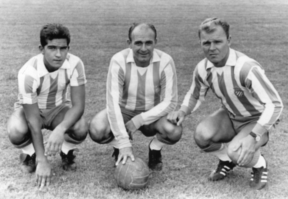 “El primer ídolo en España fue Ricardo Zamora”, sostiene Alfredo Relaño, “y después llegaría Zarra. Eran héroes del pueblo y llevaban vidas normales. Pero quien realmente lo cambió todo fue Ladislao Kubala”. Kubala fichó por el FC Barcelona en 1950, cuando el fútbol comenzaba a retransmitirse: “Llegó ya como una superestrella internacional. Fue el primero en golpear al balón con efecto, era muy elegante y cuerpeaba como nadie”. Sus habilidades provocaban que Les Corts se llenase sistemáticamente hasta la bandera, con mucha gente quedándose sin entrada, lo cual llevó al Barcelona a decidir construir un ‘Camp Nou’. Era el ídolo del Barça de las cinco Copas, el primero cuyos títulos se festejaron multitudinariamente por las calles. Coincidió primero con Zarra y después con Di Stéfano, que en principio iba a ocupar su lugar en el conjunto blaugrana cuando Laszly contrajo tuberculosis. Los dos primeros grandes ídolos del madridismo y el barcelonismo se hicieron amigos, y llegaron a estar juntos en el Espanyol (Di Stéfano como jugador en sus últimos años, y Kubala como entrenador). En la foto posan junto a Branko, el hijo de Kubala, que también militaba en el conjunto blanquiazul.
