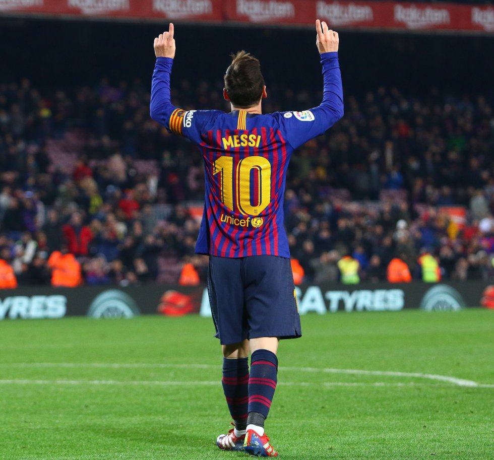 LaLiga ha disfrutado de la mayoría de las grandes estrellas del fútbol mundial: Cruyff, Schuster, Maradona, Romario, Bebeto, Zidane, Ronaldinho… Sus figuras ganaron relevancia a partir de los primeros contratos publicitarios en los años setenta. En la temporada 199596 se empezaron a colocar los nombres de los jugadores sobre sus dorsales, que por primera vez eran fijos obligatoriamente. Hoy, las grandes estrellas obtienen casi más ingresos provenientes de sus patrocinadores que de sus propios clubes. Messi, por ejemplo, tiene un contrato vitalicio con Adidas, y además es la imagen de marcas como Pepsi, Huawei, Gatorade o Hawkers. Incluso tendrá un parque temático con su nombre, el Messi Experience Park, cuya apertura está prevista para 2020 en la ciudad china de Nanjing.