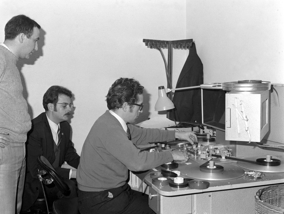 La moviola surgió en la temporada 197273, con la creación en TVE del programa ‘Estudio estadio’ que ofrecía los resúmenes y los goles de los partidos de la jornada. “Pedro Ruiz [primer presentador del programa] salió con un aparatito con dos manivelas sobre la mesa, del que explicó que se llamaba moviola y para lo que servía: esencialmente repetir las imágenes polémicas de cada partido y evaluar el nivel de acierto en las decisiones arbitrales”, explica Alfredo Relaño. Aquello fue un éxito total. La calidad de las imágenes fue mejorando y se contrató a Ortiz de Mendívil, árbitro retirado, para efectuar los juicios. En la foto, un operario maneja la moviola de montaje en las instalaciones de Televisión Española en Prado del Rey.