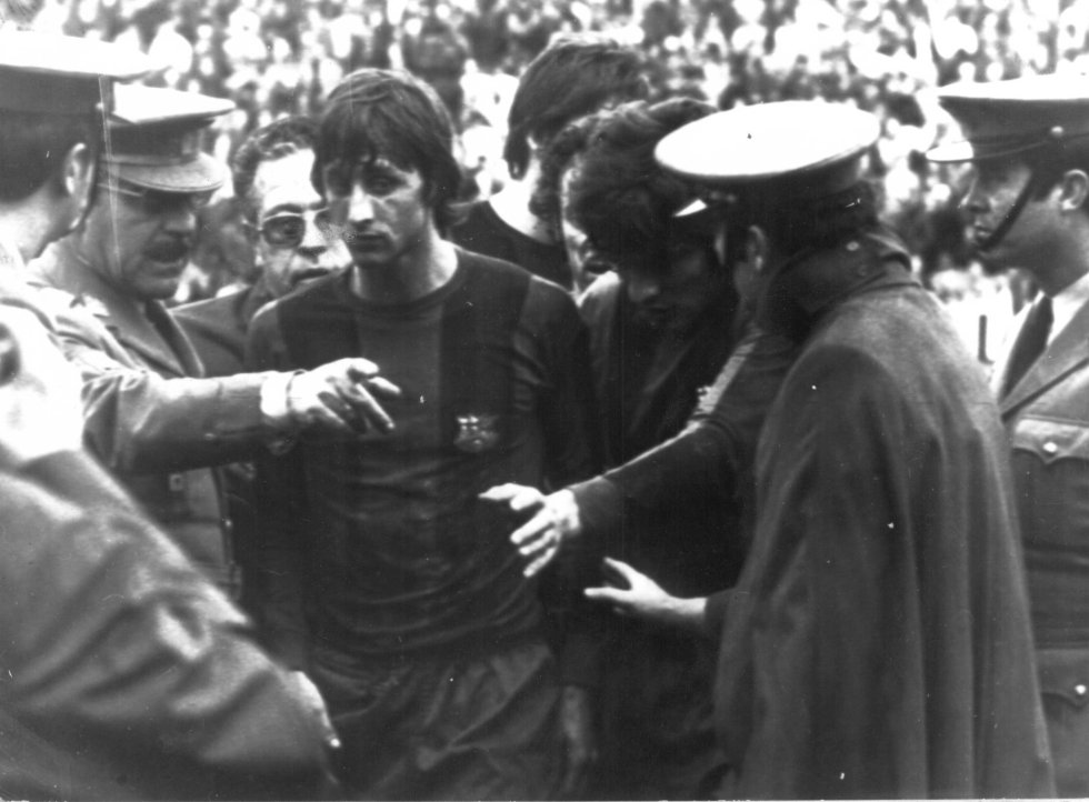 Johan Cruyff fichó por el Barcelona en la temporada 197374. La rebeldía con la que siempre se le identificó contrastaba con la educación y el buen talante que solía mostrar. Solo fue expulsado dos veces en su trayectoria como jugador blaugrana. La primera fue el 9 de febrero de 1975 en Málaga. Policías nacionales, conocidos entonces como grises por el color del uniforme, irrumpieron en el terreno de juego para obligar al capitán del Barcelona a abandonarlo tras cinco de minutos de parón. En aquel entonces los equipos aún no estaban obligados a tener seguridad privada y la policía se ocupaba incluso de proteger a los árbitros con sus escudos cuando abandonaban el césped bajo una lluvia de objetos. Comenzaban a formarse algunos grupos de animación entre los hinchas juveniles de los clubes, que serían el germen de los grupos ultra. Todo estaba a punto de cambiar.
