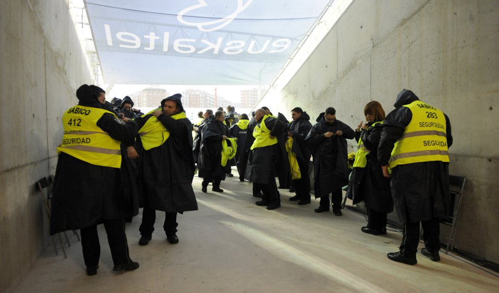 La Ley del Deporte de 1990 se quedó corta en lo que a seguridad se refiere. Los grupos ultras se desarrollaron en los años ochenta y camparon a sus anchas durante décadas por los estadios. Aquella ley fue enmendada en 2007 con la ley contra la violencia, el racismo, la xenofobia y la intolerancia en el deporte. “El gran cambio se produjo tras la muerte de Jimmy, el aficionado del Dépor, en noviembre de 2014”, recuerda Juan Carlos Privado, coordinador de seguridad del área de Integridad y Seguridad de LaLiga. Fue un cambio de mentalidad acompañado de medidas efectivas que ha hecho que ahora España sea un referente en seguridad a nivel europeo. La comunicación obligatoria entre los responsables de seguridad de los equipos y de estos con las fuerzas de seguridad, la tolerancia cero con los violentos, la mejora en los mecanismos de vigilancia para que quien la haga, la pague o la labor pedagógica para concienciar a todos los aficionados de que la violencia no tiene cabida en los estadios han sido algunas de las claves. En la imagen, personal de seguridad privada preparándose en el estadio de Anoeta.