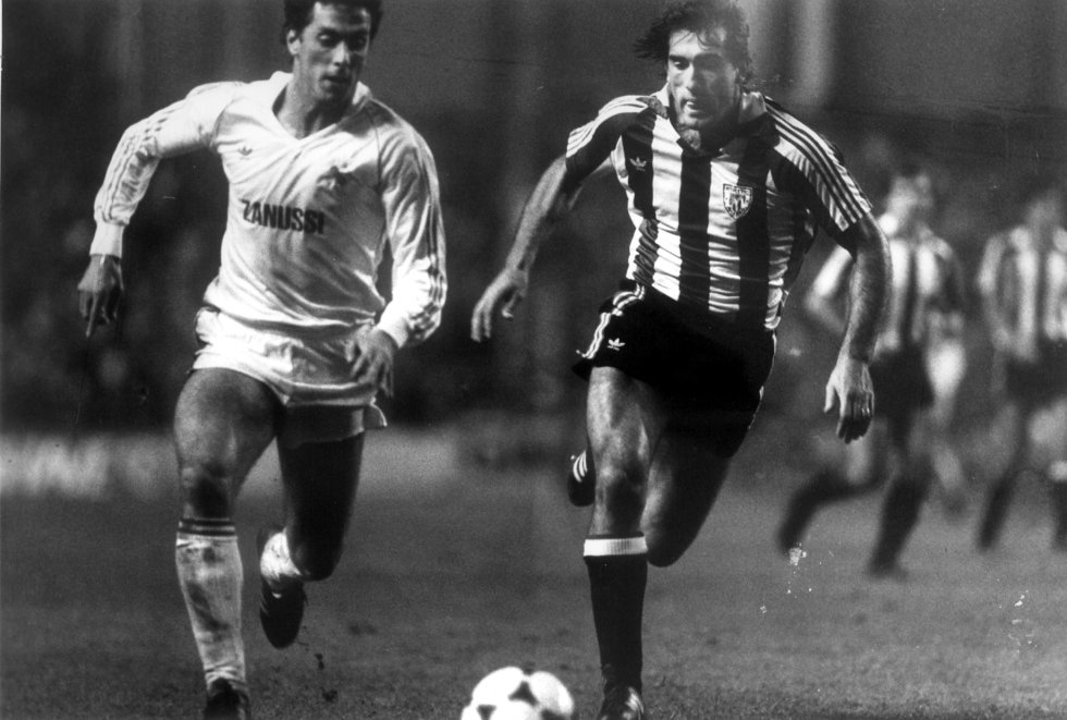 El negocio del fútbol, antes opaco y poco desarrollado, comenzó a profesionalizarse en los años ochenta. “Por ejemplo, en esos años comienzan a venderse las camisetas, que empiezan a variar sus diseños año tras año e incorporan publicidad. El primer equipo en incluirla fue el Racing de Santander, que llegó a un acuerdo con Teka en 1981”, destaca Alfredo Relaño. Una temporada después, el Real Madrid cerró un contrato con Zanussi para estampar su nombre en las camisetas durante tres años, a cambio de 100 millones de pesetas (600.000 euros). En la foto, Pineda (de blanco, con el patrocinador) y Goikoetxea pelean por un balón en el Real Madrid-Athletic Club de la temporada 198485. El fútbol era un buen reclamo, y las marcas comenzaban a verlo.