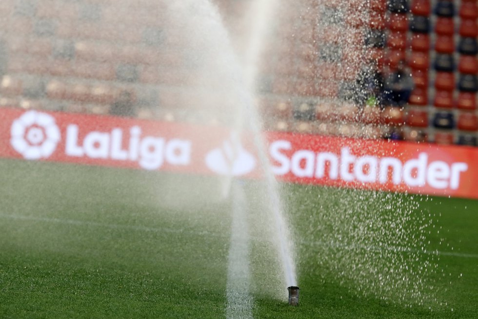 Los equipos han ampliado sus fuentes de ingresos de manera espectacular. Especialmente desde que LaLiga negocia de manera centralizada los derechos de televisión en representación de los clubes. Pero no es la única fuente de ingresos que tienen los equipos españoles: los patrocinadores, el merchandising y los días de partido llenan sus arcas. Según el último informe de Deloitte, el Real Madrid fue el club que más ingresó (en el mundo) la pasada temporada (750 millones de euros), seguido por el FC Barcelona (690 millones de euros). La entidad blanca recibirá 1.100 millones de euros fijos por seguir vistiendo de Adidas entre 2020 y 2030. Cada club lleva asociada una marca de agua, de cerveza, de seguros, de coches, de ropa… Los clubes han multiplicado sus presupuestos y LaLiga controla financieramente cada una de sus acciones y de sus gastos para garantizar que todo siga en orden.