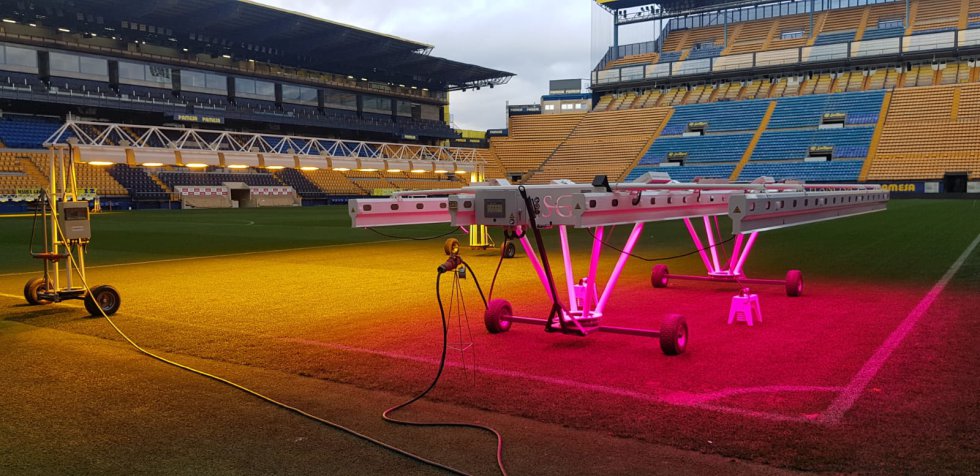 La calidad de los terrenos de juego del fútbol español ha dado un gran salto en la última década con la llegada de nueva tecnología y la imposición de un control riguroso. Para lograr un terreno seguro para los futbolistas, que no ocasione lesiones, y vistoso para el espectador los clubes recurren a tecnología nunca vista en España hace unos años: luces de crecimiento para sustituir la falta de sol (en la foto, las del Estadio de la Cerámica), calefacción bajo del terreno, ventiladores para reducir la humedad o bajar la temperatura, sistemas de drenaje efectivos… LaLiga audita, al menos una vez al año, cada césped y marca todos los detalles, incluyendo la altura a la que debe cortarse dependiendo del tipo de semilla.