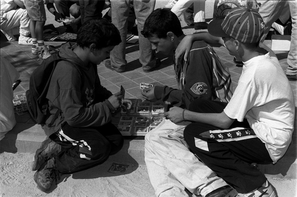 Los cromos y las chapas ayudaron desde un primer momento a que el fútbol se popularizara, sobre todo entre los más jóvenes. Los cromos siempre han estado ahí (desde antes de existir la competición liguera), incluso cuando no hubo competición. La Guerra Civil impidió que se jugase la temporada 193637, pero no que saliesen cromos de esa edición que no llegó a arrancar. Lo explica Francisco García Cubero en un artículo publicado en ‘Cuadernos de fútbol’ en mayo de 2010: “El Monopolio de Cerillas y Fósforos, dependiente de la Hacienda Pública del gobierno de la República, editó una colección incluida en sus cajetillas de 30 cerillas, que costaban 5 céntimos, en la que en la parte superior de la caja aparecía un dibujo realista, probablemente basado en una fotografía, de un futbolista”. En la imagen, unos niños intercambian cromos de la temporada 199596 en el Rastro de Madrid.