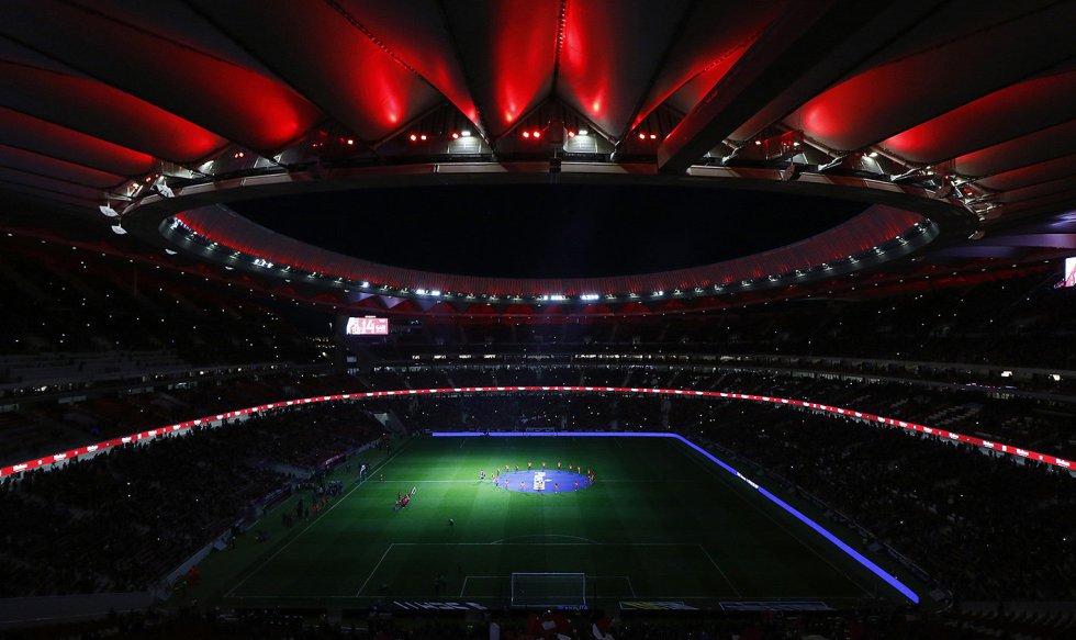 El estadio del Manzanares, luego Vicente Calderón, fue el primero con todas las localidades de asiento. Se inauguró en 1966. “Después vinieron las tragedias de Heysel (1985) y Hillsborough (1989) y la FIFA impuso la eliminación de las zonas de pie y de las vallas que separaban jugadores y público”, cuenta Alfredo Relaño. En los últimos años la remodelación o construcción de estadios ha cambiado el paisaje de LaLiga. El Wanda Metropolitano, que sustituyó al Calderón, es el principal exponente y refleja la tendencia actual: iluminación exterior, grandes videomarcadores, anillo VIP, zona de restauración y accesos amplios para reforzar la seguridad. La capacidad media de los estadios de LaLiga Santander 201819 es de 37.000 espectadores, más del doble que durante la temporada inicial.