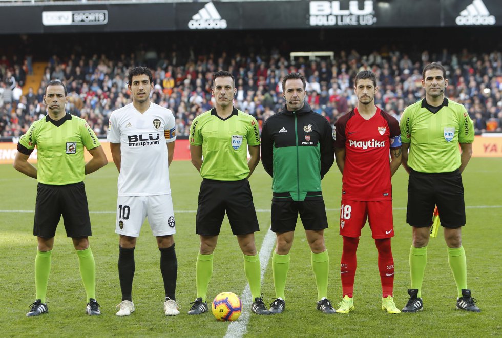 Tras quitarse la chaqueta, los colegiados comenzaron a vestir de negro riguroso hasta finales de los años 90, cuando la diversidad en las equipaciones de los clubes llevó a que los antiguos trencillas utilizasen nuevos colores para diferenciarse de los futbolistas. En estos años los tejidos, las botas y los diseños de las camisetas han dejado atrás a los jerséis de algodón con cordajes y los tacos negros de los primeros tiempos. Alfonso Pérez marcó tendencia al cambiar el color de su calzado, lo que le valió un apodo: ‘el mago de las botas blancas’. Los árbitros han ido añadiendo tecnología a su uniforme para mejorar su labor: el aerosol para las posiciones de las faltas y el equipo de comunicación son los últimos añadidos.