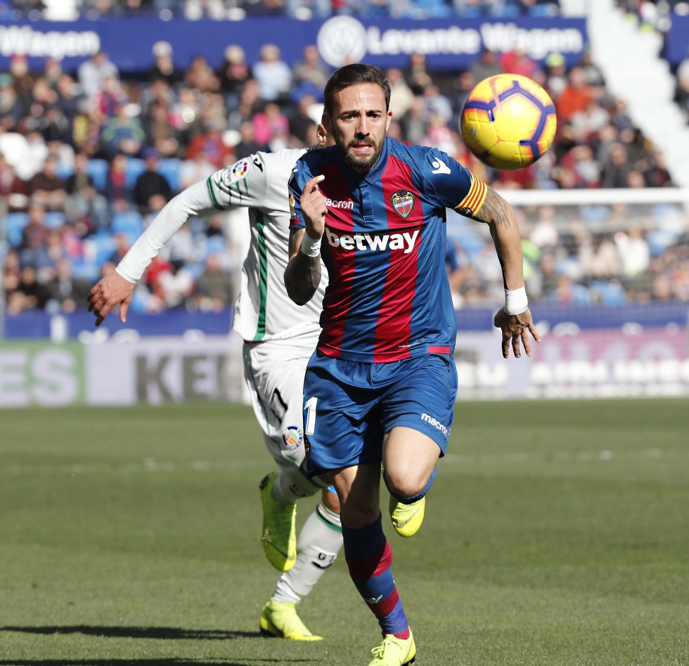 La Quiniela ha crecido hasta recaudar más de cuatro millones de euros por jornada. El último acertante único del pleno al 15 se llevó 1.770.000 euros el pasado 22 de diciembre. Las apuestas deportivas hoy se han diversificado hasta el punto de que son ya la primera actividad de comercio ‘online’ en España por número de operaciones. En 2018 los beneficios de las casas de apuestas virtuales (legales desde 2006) en España han sido superiores a los 365 millones de euros, descontados los premios. Hoy muchos clubes tienen entre sus patrocinadores a alguna de estas empresas (como el Levante UD, que capitanea José Luis Morales, en la foto), que permiten jugar con todo tipo de predicciones, desde quién meterá el primer gol del partido hasta el número de córners que habrá en la primera mitad, todo minuto a minuto. Una industria que actúa bajo el eslogan: "Juega con responsabilidad".