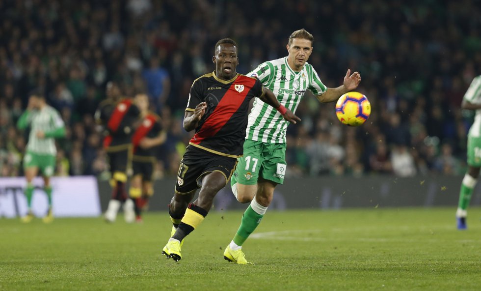 Hasta entrados los años 60 no se impuso el uso de un mismo balón en todos los partidos ligueros. “Los equipos incluso tenían sus propios esféricos: el Atlético usaba el ‘Cóndor’; el Real Madrid, el ‘Invicto”, menciona Relaño. El balón de LaLiga se renueva ahora temporada tras temporada, aunque lleva 22 años siendo fabricado por la misma marca, Nike. También se utiliza y comercializa la versión invernal (amarilla), que persiguen el bético Joaquín y el rayista Advíncula en la imagen. Desde el Mundial de 1986 los balones son fabricados con cuero sintético. La FIFA establece que el peso de un balón al inicio de cada partido ha de estar entre 410 y 450 gramos.