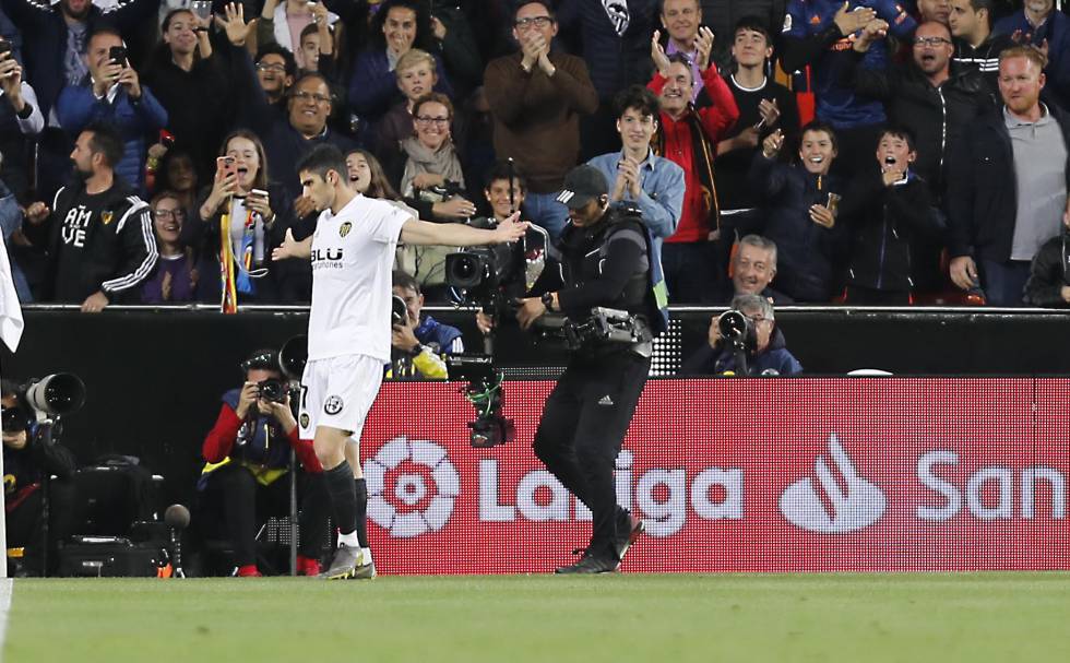 Un operador de cámara con una 'steadycam' graba una celebración de Gonzalo Guedes en un partido de LaLiga.