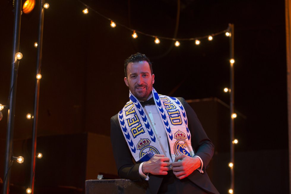 Pablo Puyol pasa con el corazón en vilo las dos horas que dura una función 'Muerte en el Nilo', la obra que protagoniza en el teatro Amaya de la capital, cuando coincide con un partido del Real Madrid. Durante todo ese tiempo no puede mirar el móvil ni preguntar a nadie por el resultado porque no abandona el escenario en ningún momento. Por eso, celebra que este derbi de sobremesa no coincida con su función.  “No tengo claro quién puede ganar. Últimamente el Atlético nos ha mojado la oreja bastante, aunque empezó muy fuerte y ahora está en línea descendente”, asegura. Puyol cree que el club blanco se encuentra en una temporada de transición. “No por la calidad de los jugadores, que obviamente sigue siendo la que tenían”, analiza.   Es merengue desde pequeño, pero también guarda fidelidad al Málaga, el equipo de su ciudad. Su primer contacto con el club madrileño fue, precisamente en un encuentro en La Rosaleda. “El Real Madrid ganó 6-2, creo. Una paliza brutal. Yo salí muy enfadado, porque todavía era más del Málaga”, rememora.