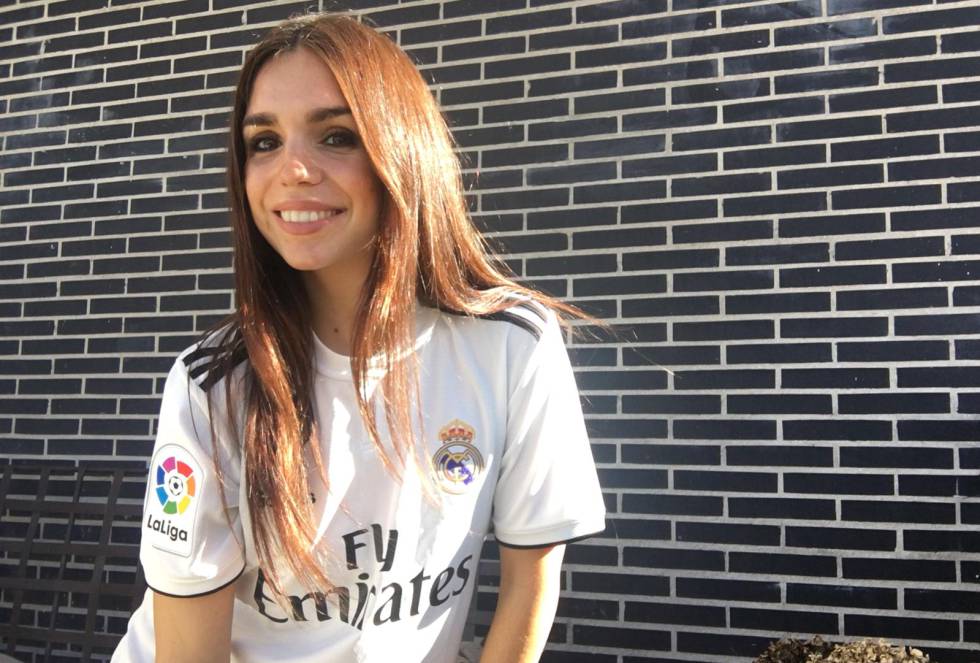 Elena Furiase pisó por primera vez el Santiago Bernabéu de niña. La llevó su padre. “Era, curiosamente, un partido contra el Atlético de Madrid y lo vimos desde el palco. Creo que perdimos… ¡pero me encantó!”, recuerda la actriz, que viene de una familia de artistas. Su abuela es Lola Flores, su madre, Lolita.   En casa también ha vivido la pasión por el Real Madrid. “Va en mi genética”, reivindica. Si los compromisos laborales se lo permiten, no se perderá el partido del sábado.  Espera “tensión, nervios y emoción” del encuentro. El resultado, puntualiza, no le importa tanto. “Que ganen, tal y como están las cosas, es pedir mucho”, comenta entre risas. “Está claro que no es el Madrid al que estamos acostumbrados, pero debemos seguir apoyándolo”, finaliza la actriz que pronto rodará, bajo las órdenes de Ramón Luque, 'Rosalinda', cuyo guion está basado en la comedia de Shakespeare 'Como gustéis'.