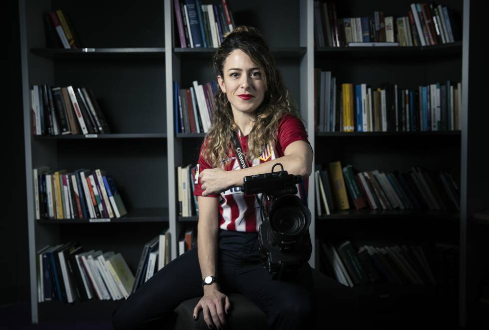 La aventura de la cineasta navarra Andrea Jaurrieta con el Atlético de Madrid comenzó cuando, en 2007, su paisano Raúl García fichó por el club. “Fui con Raúl a clase desde los seis años hasta el Bachillerato en Zizur, nuestro pueblo. Cuando fichó por el Atleti, todos nos hicimos del equipo”, recuerda la cineasta, que este año ha sido nominada al Premio Goya a la Mejor Dirección Novel por 'Ana de día'.   A Jaurrieta, sin embargo, le gusta el fútbol desde pequeña. Más jugar que verlo. “De niña, pateaba el balón en el patio del colegio; en el instituto, en un equipo de fútbol sala. Éramos malas, en plan perder 21-0", recuerda entre risas. "Luego también jugué en el colegio mayor en Madrid, el Chaminade”, apostilla.  Jaurrieta pisó el Vicente Calderón por primera vez para ver a su amigo de la infancia. “A la parte más barata”, reconoce con una sonrisa. Ahora ve algunos partidos sueltos. “Los más importantes, contra el Madrid", puntualiza. También cuando juega contra el Club Atlético Osasuna, ya que su corazón también late por el equipo de su tierra. “Mi padre siempre me llevaba a El Sadar. Recuerdo que él me subía, cuando había rejas en los estadios, para ver el partido en primera fila”, agrega.