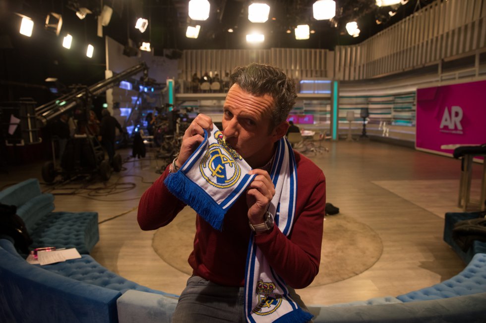 “Este año me he dicho muchas veces que no iba a ver ni un partido más… ¡Pero no lo puedo evitar!”. El periodista Joaquín Prat no se perderá el derbi. Acudirá al Wanda con uno de sus hijos invitado por su amigo Juan Carlos Delgado, 'El Pera', un ladrón de coches reinsertado que actualmente utiliza su pericia al volante para impartir clases en la Guardia Civil y educar a menores en riesgo de exclusión social. “Uno acaba tirando de enchufe”, reconoce entre risas.  Prat, hijo del mítico periodista de mismo nombre, confía en la pericia del club blanco, aunque este año vaya por debajo del Atleti. “En las peores temporadas, el Madrid ha dado grandes alegrías”, confiesa el presentador, mano derecha de la colchonera Ana Rosa Quintana en las mañanas de Telecinco desde hace una década y madridista desde antes de nacer. “Se lleva en los genes, aunque probablemente que mi padre me comprase la camiseta, entonces la llamaban zamarra, de Juanito, fue lo que me aficionó definitivamente”, admite.