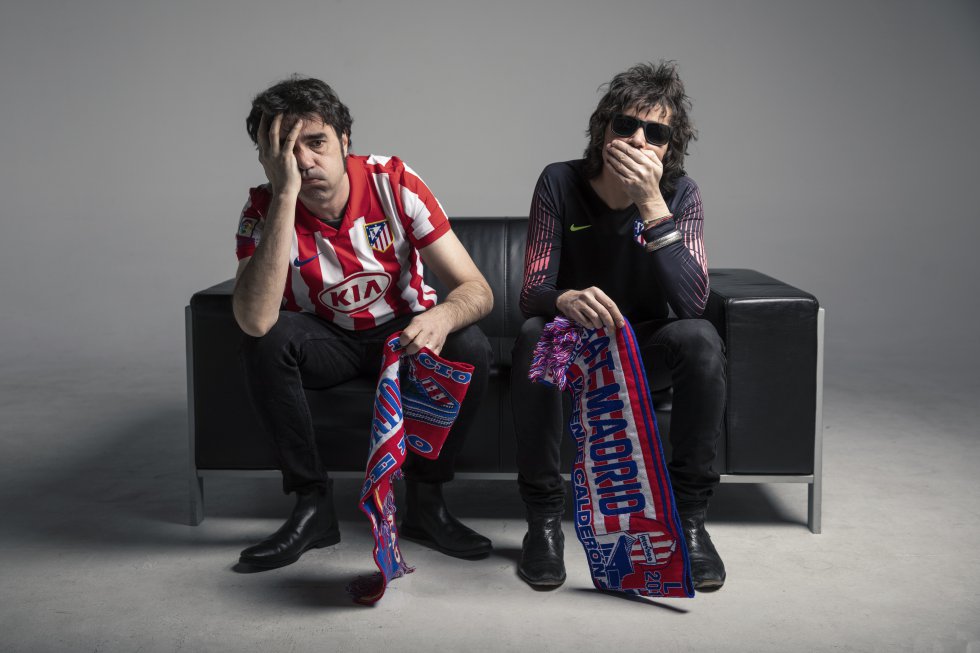 Colchoneros desde la cuna. Miguel Ángel Hernando, conocido como Lichis, y Rubén Pozo, ex-Pereza, siempre han estado con el Atlético de Madrid. El primero se aficionó porque de pequeño lo llevaban de excursión escolar al Vicente Calderón. Al segundo se lo contagió su padre. Ambos, Lichis y Pozo, están juntos de gira. 'Mesa para dos' se llama el espectáculo que presentan por salas de toda España.   “En mi infancia también era un poco de la Real Sociedad, porque me gustaba la épica del equipo pequeño que había sido campeón, y del Barcelona, porque nací en Cataluña", recuerda Lichis. "Pero viviendo en Aluche, me sentía cerca del Atlético”, puntualiza. “Yo era un poco friki y me relacionaba poco en el colegio, pero tenía un amigo, Carlos Bueno, con el que iba al Calderón”, añade el cantante.  Pozo vive ahora la pasión a través de su hijo Leo, con quien va al Wanda Metropolitano. “Gracias a él me entero de muchas cosas porque ahora no estoy tan pendiente del fútbol”, confiesa. A diferencia de Lichis, Pozo sí que aventura un resultado. “1-0”, pronostica con timidez.  Lichis verá el partido desde la cocina. “Estos encuentros de transcendencia me cuesta verlos, me pongo muy nervioso”, admite. Ese sufrimiento lo comparte con su hija pequeña. “Lo vive mucho. Recuerdo una final en la que perdimos en el último momento y mi hija se puso a llorar. Le dije: ¿Te lo has pasado bien? ¿Estás triste? Pues eso es lo más parecido a lo que te vas a encontrar en la vida cuando seas mayor”, relata.